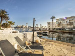 a couple of chairs sitting next to a body of water at Casa de pescador con amarre de 4 m - HISP-288-59 in Empuriabrava