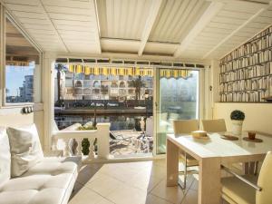 a living room with a table and chairs and a window at Casa de pescador con amarre de 4 m - HISP-288-59 in Empuriabrava