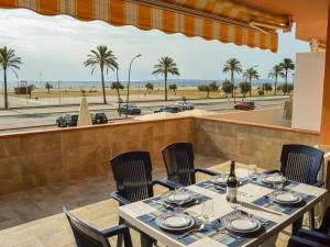 uma sala de jantar com mesa e cadeiras e vista para a praia em Appartement Empuriabrava, 4 pièces, 6 personnes - HISP-288-45 em Empuriabrava