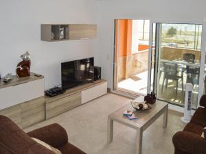 uma sala de estar com um sofá e uma televisão em Appartement Empuriabrava, 4 pièces, 6 personnes - HISP-288-45 em Empuriabrava