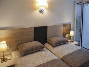 Duas camas num quarto com duas almofadas em Appartement Empuriabrava, 4 pièces, 6 personnes - HISP-288-45 em Empuriabrava