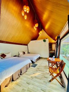 Giường trong phòng chung tại Tropical Valley Homestay