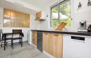 Dapur atau dapur kecil di Beautiful Apartment In Biot With Wifi