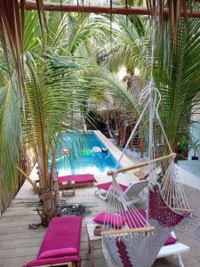 een resort met een hangmat en een zwembad bij El Puente in El Paredón Buena Vista