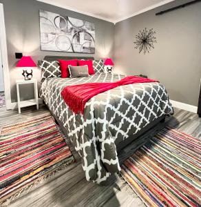 - une chambre avec un lit noir et blanc et un tapis dans l'établissement *The Gemstone* Newly Renovated, Stylish, Spacious, à Ladson