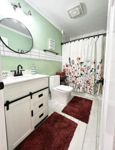 La salle de bains est pourvue d'un lavabo, de toilettes et d'un rideau de douche. dans l'établissement *The Gemstone* Newly Renovated, Stylish, Spacious, à Ladson