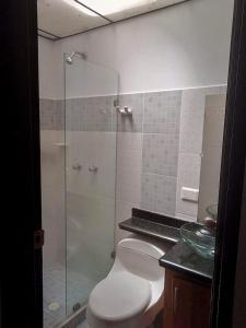 een badkamer met een toilet en een glazen douche bij finca lusitania in Marsella