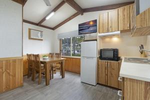 Kuchyň nebo kuchyňský kout v ubytování Paradise Palms Caravan Park