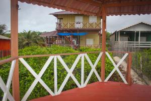En balkon eller terrasse på Nossa Casa de Praia