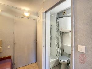 ein Badezimmer mit Toilette und Dusche in der Unterkunft Studio Charmant à Lamalou-les-Bains, Balcon, Wifi, Proche Thermes et Nature - FR-1-451-208 in Lamalou-les-Bains + 13 Fotos