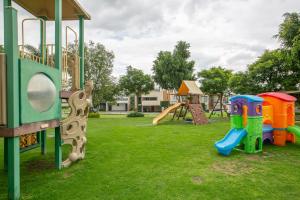- une aire de jeux pour enfants dans un parc dans l'établissement Habitación matrimonial con cama y sofá para cuatro personas, à Tlazcalancingo