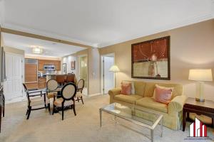una sala de estar con un sofá y una mesa en MGM Signature-18-701 1Br2Ba Strip View Balcony, en Las Vegas