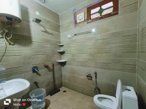 柯索的住宿－Chojh Inn Guest House，一间带卫生间和水槽的浴室