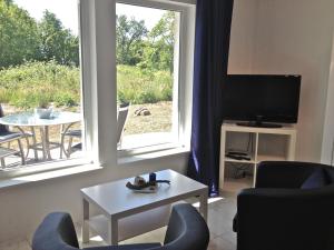 sala de estar con mesa y ventana grande en Ferienwohnung in Patzig auf Rügen, en Patzig