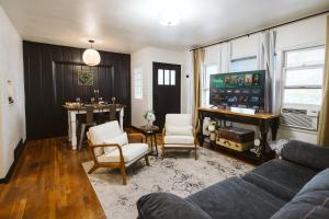 TV a/nebo společenská místnost v ubytování Amazing Escape King Bed Bsu Parking Fire Pit