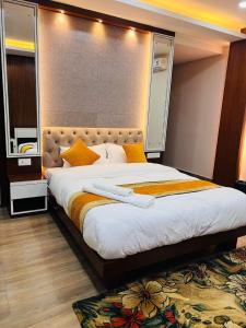 1 dormitorio con 1 cama grande y cabecero grande en Hotel Nagarjun Palace en Katmandú