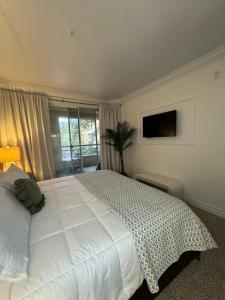 una camera da letto con un grande letto bianco e una finestra di Luxury Resort Style Condo 1 Block From Strip a Las Vegas