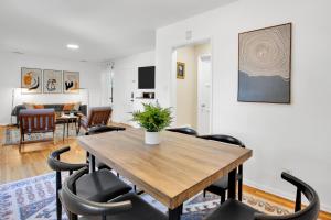 una sala da pranzo e un soggiorno con tavolo e sedie. di Balcom by AvantStay Newly Furnished Valley Home a Los Angeles