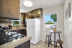una cucina con frigorifero bianco e tavolo di Balcom by AvantStay Newly Furnished Valley Home a Los Angeles