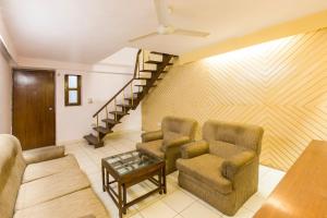 - un salon avec deux chaises et un escalier dans l'établissement OYO Hotel Landmark Inn, à New Delhi