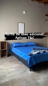 1 dormitorio con 1 cama con un cartel en la pared en MAGICO APARTA ESTUDIO BELEN FATIMA, en Medellín