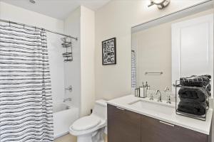 ein Badezimmer mit Waschbecken, Toilette und Dusche in der Unterkunft Luxury Living In Buckhead in Atlanta + 17 Fotos