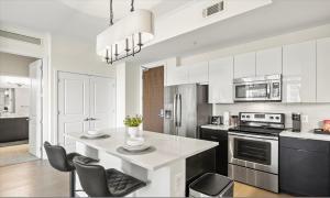 uma cozinha com armários brancos e um balcão branco em Luxury Living In Buckhead em Atlanta