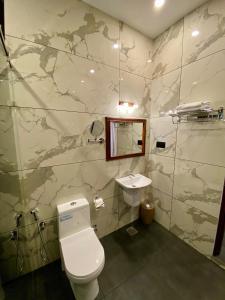 La salle de bains est pourvue de toilettes et d'un lavabo. dans l'établissement JEEVAN HOMESTAY kovalam, à Kovalam
