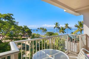 balcón con vistas al océano en K B M Resorts: The Whaler WH2-661 Sweeping Ocean Views 1 Bedroom beach gear newly furnished 2023 LOccitane Amenities Includes Rental Car, en Kaanapali