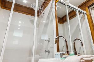 スレッドボにあるTyrola 2のシャワーと洗面台付きのバスルーム