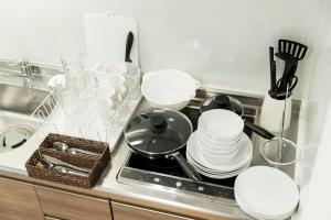 福岡市にあるSG RESIDENCE INN HAKATAの台所用コンロ(食器、フライパン付)