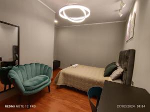 una camera con letto, sedia e tavolo di La Casona Hostel a Cochabamba