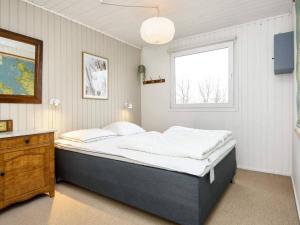 SønderbyにあるHoliday home Juelsminde XVのベッドルーム(大型ベッド1台、窓付)