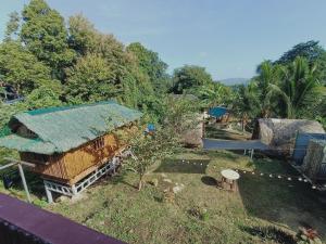 eine Luftansicht eines Hauses mit grünem Dach in der Unterkunft Bon Joy's Transient House in Mabini