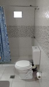een badkamer met een wit toilet en een douche bij La Casita in La Banda