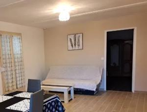 Un dormitorio con una cama y una mesa. en Maison d'une chambre avec jardin clos a Thoisy la Berchere, en Thoisy-la-Berchère