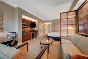 Köök või kööginurk majutusasutuses MGM Signature-29-705 F1 Track & Strip View Balcony