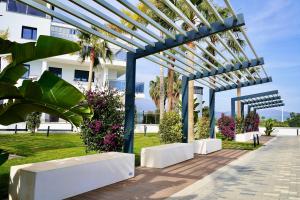 A garden outside Aguacate Beach Apartamentos Playa Granada