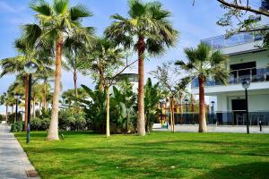 A garden outside Aguacate Beach Apartamentos Playa Granada