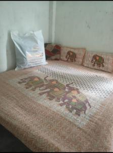 Una cama con una bolsa encima. en Maruti Bhawan en Faizābād