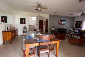 a dining room and living room with a table and chairs at casa completa en Villahermosa in Villahermosa