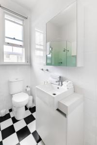 biała łazienka z umywalką i toaletą w obiekcie Designer Styled Studio in Central Trendy Glebe w mieście Sydney