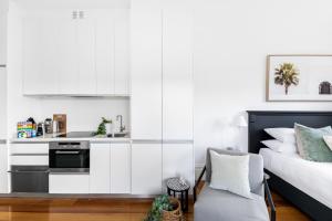salon z łóżkiem i kuchnią w obiekcie Designer Styled Studio in Central Trendy Glebe w mieście Sydney