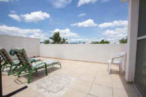 une terrasse avec 2 chaises et une clôture dans l'établissement Habitación doble matrimonial con baño y jacuzzi compartido, à Tlazcalancingo