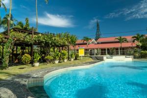 una gran piscina frente a una casa en LA CASA BORNEO, en Bentakan Kecil