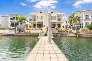 un gran edificio de apartamentos junto a una masa de agua en Marina View - Waterfront Stunner with Plunge Pool, en Darwin