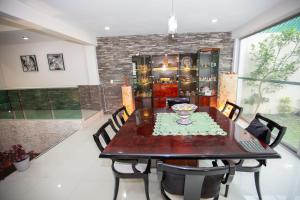 uma sala de jantar com mesa e cadeiras em Habitación doble matrimonial con baño y jacuzzi compartido em Tlazcalancingo