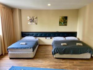 2 Betten in einem Zimmer mit in der Unterkunft Syaz Meridien Hotel in Malakka