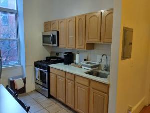 una cucina con lavandino e piano cottura forno superiore di Master room - 2 queen 1 bedroom (apt5) a Philadelphia