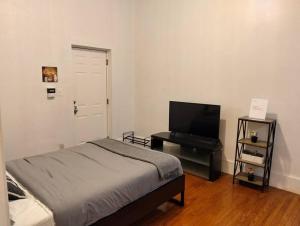 una camera con letto e TV a schermo piatto di Master room - 2 queen 1 bedroom (apt5) a Philadelphia